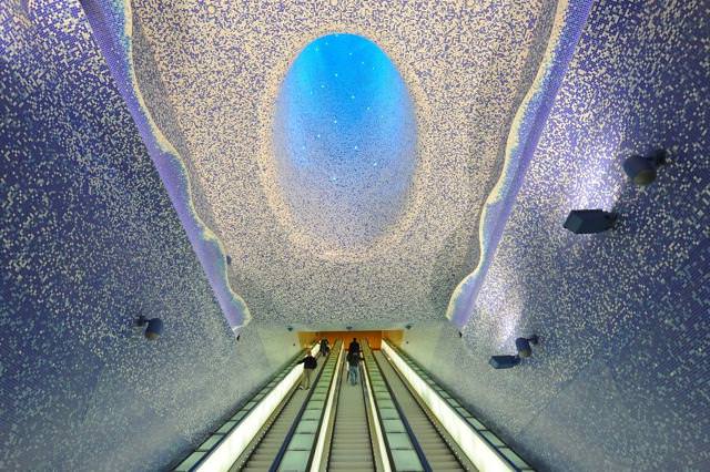 美しい地下鉄駅：Toledo駅（イタリア-ナポリ）