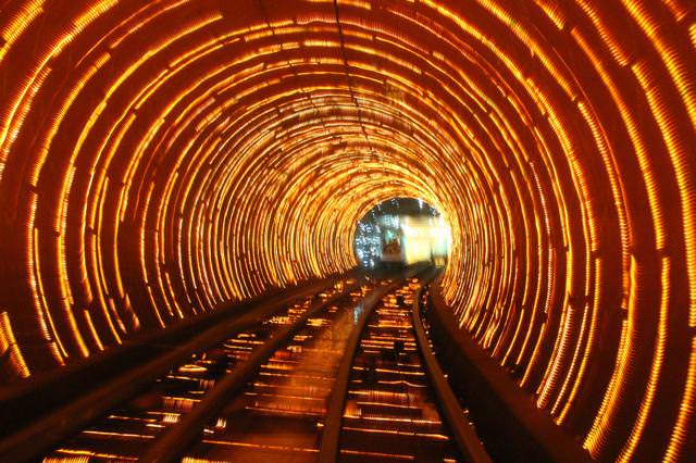 美しい地下鉄駅：Bund Sightseeingトンネル（中国-上海）