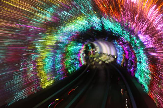美しい地下鉄駅：Bund Sightseeingトンネル（中国-上海）