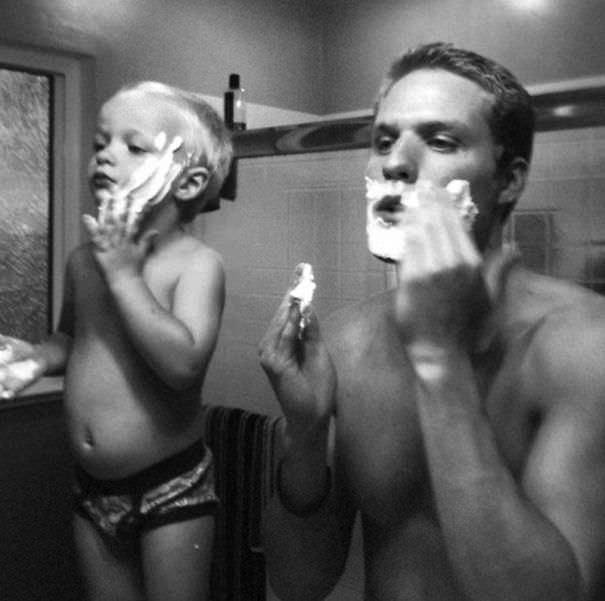 パパの真似をしてヒゲ剃りをする息子