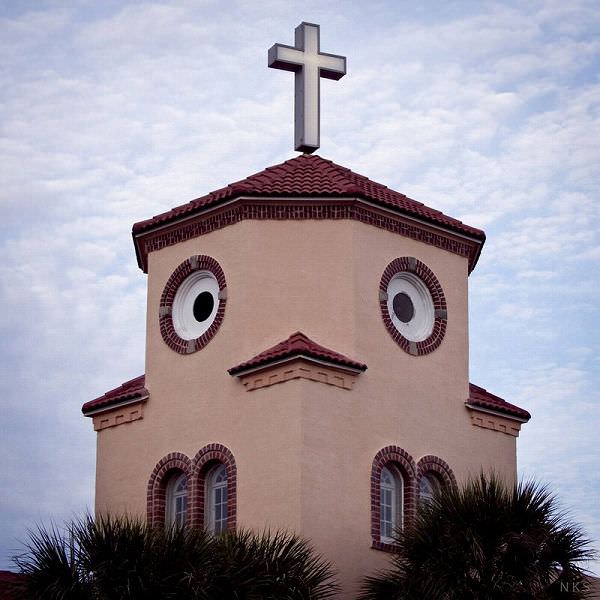 顔に見える教会