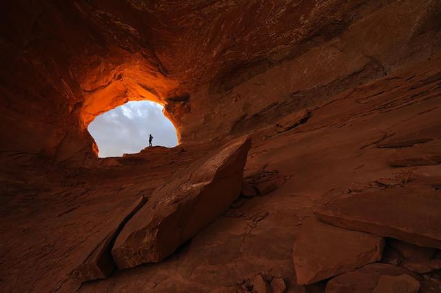 夕日に照らされた美しい岩々（米アーチーズ国立公園）