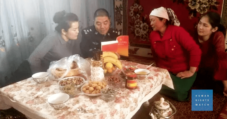 ウイグル人の家に中国共産党員が同居